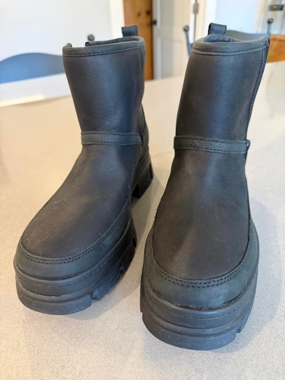 Women's Ugg Astin Zip Boot, Black, size 9.5